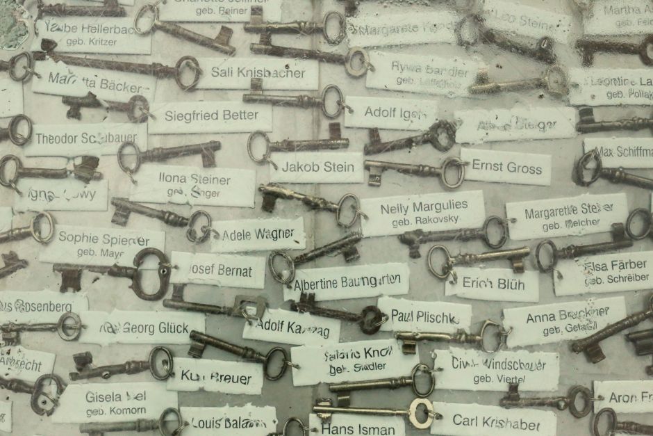 The small memorial in Servitengasse, which was majority Jewish before its residents and shop owners were brutally evicted in 1938, shows keys with name tags of the old residents. Photo: Tas Tóbiás