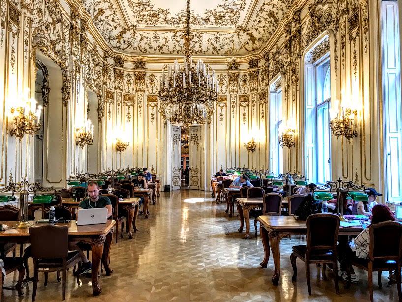 The 4th floor of the Szabó Ervin Library, which was formerly the Wenckheim Palace, has retained its aristocratic splendor. Photo: Tas Tóbiás