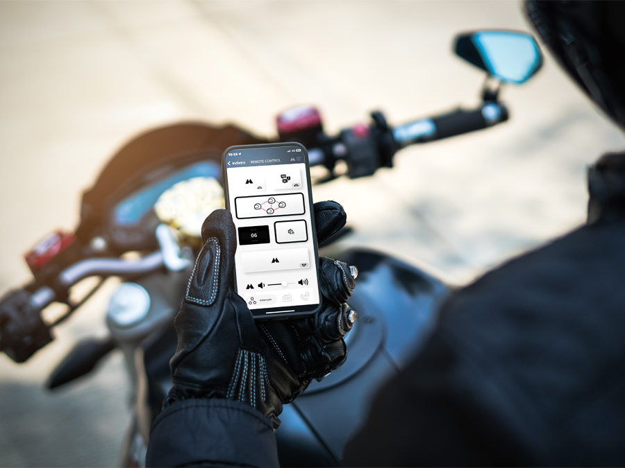 Motociclista con smartphone e APP BT SET UP.jpg