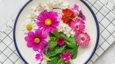 Sju sorters blommor till midsommardukningen