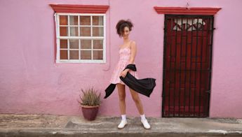 Forårets nemmeste styling-trick? Kjoler plus sneakers 🌿