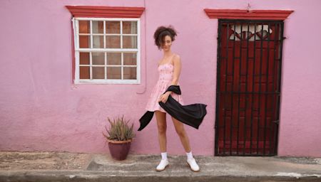 Forårets nemmeste styling-trick? Kjoler plus sneakers 🌿