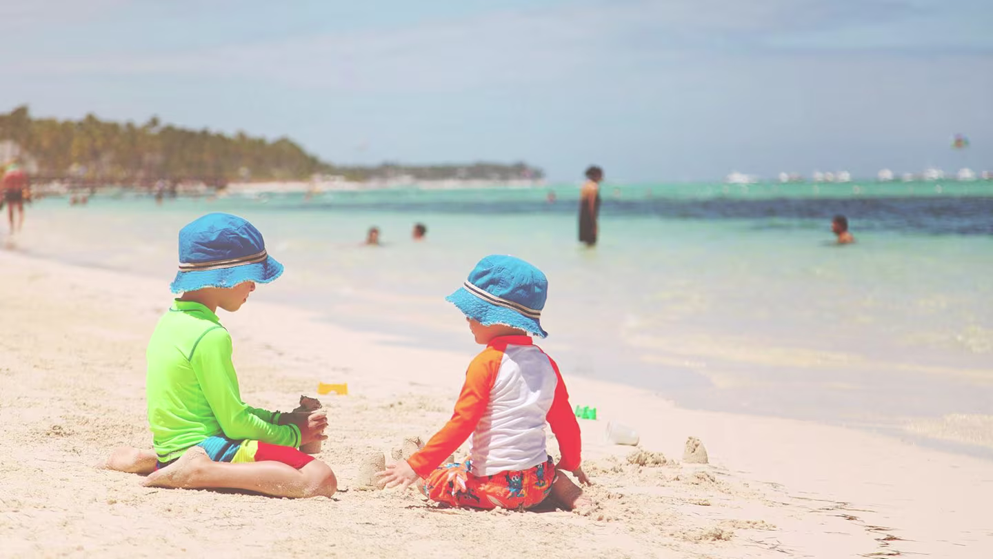 Sun-safe on the beach – kids' clothes with sun protection Hero Image