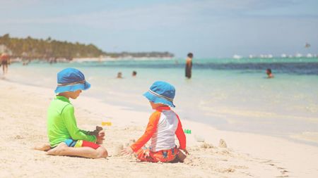 Sun-safe on the beach – kids' clothes with sun protection