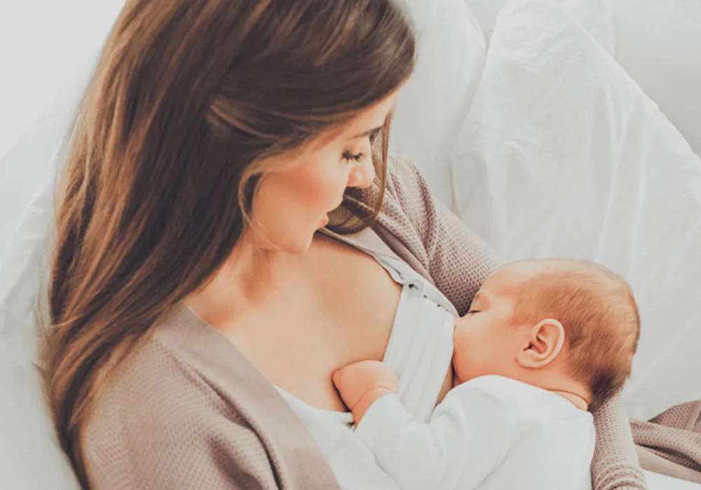 Mulheres segurando um copo d'água e tomando um comprimido de vitaminas no pré-natal
