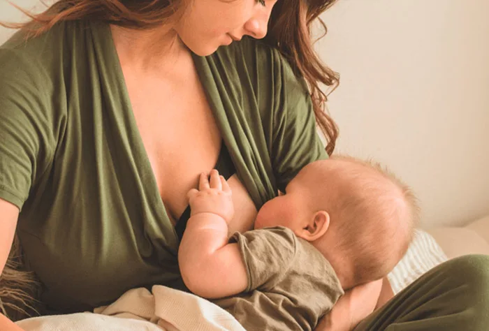 uma mulher amamentando seu bebê