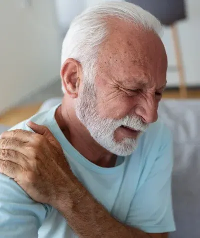 Adulto mayor con dolor muscular