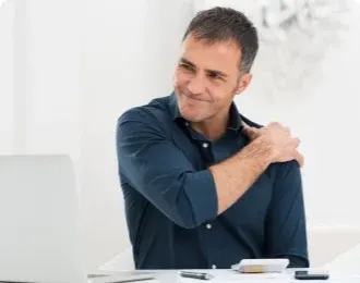 Adulto con dolor de hombro