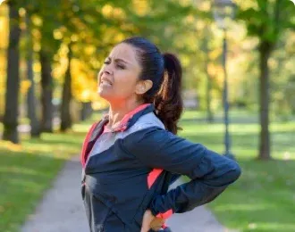 Mujer joven con dolor en la cintura