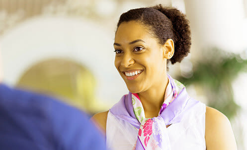 Mulher negra jovem sorrindo