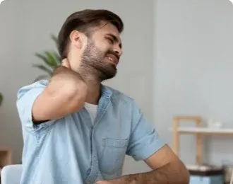 Hombre joven con dolor de cuello