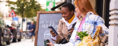 2 friends drinking coffee