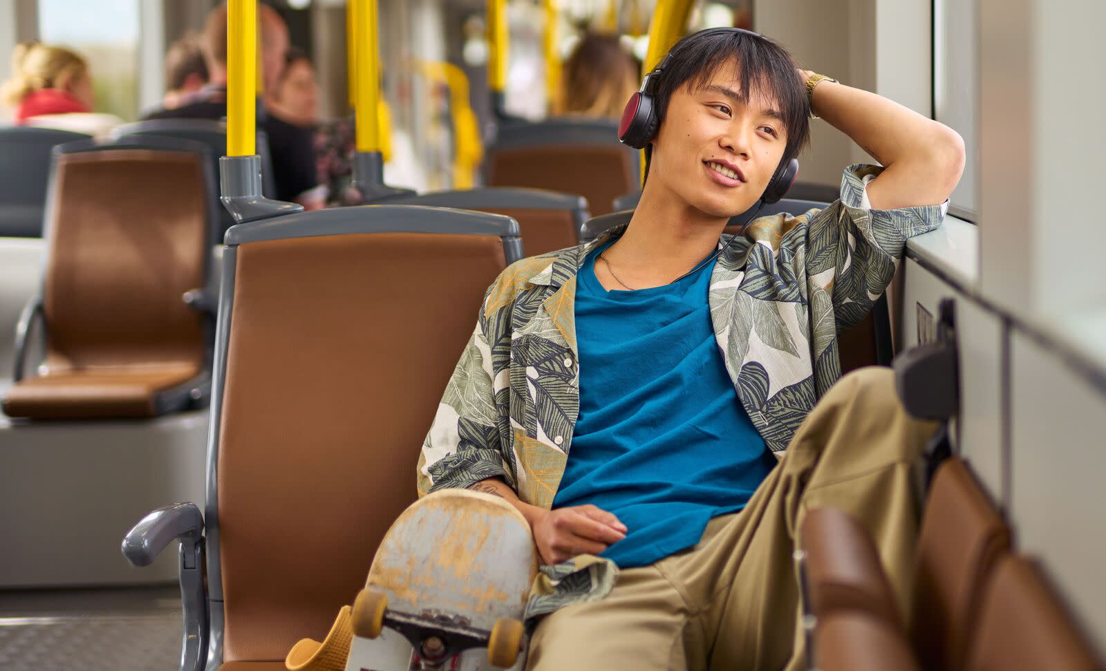 Jonge reiziger in tram