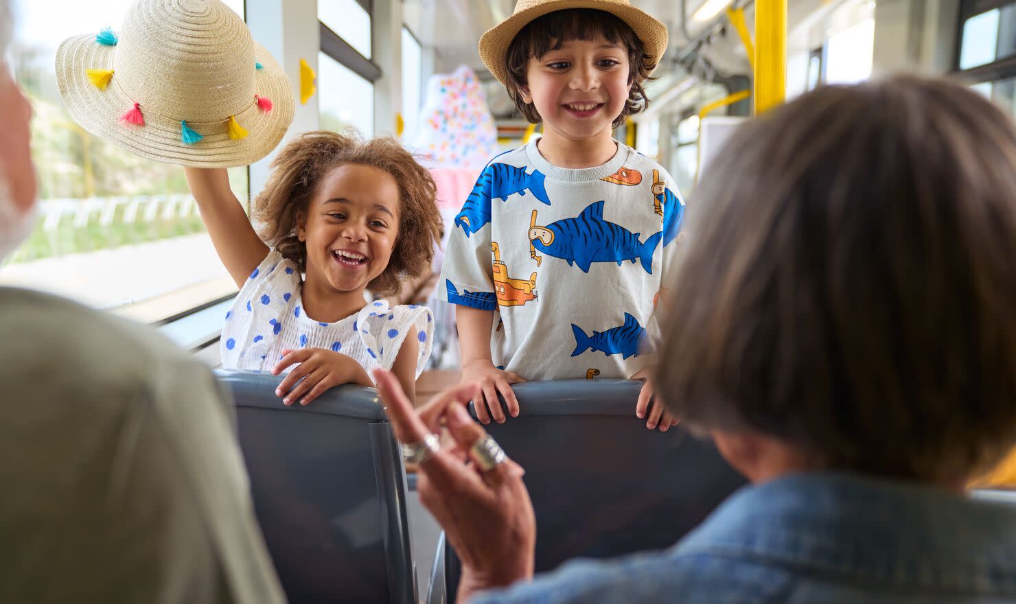 Kusttram kindjes met ouderen