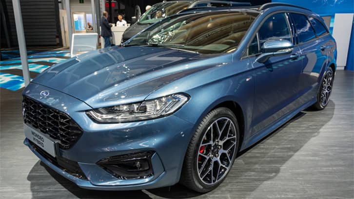 Ford Mondeo Hybrid station wagon esposta a un salone dell'auto.