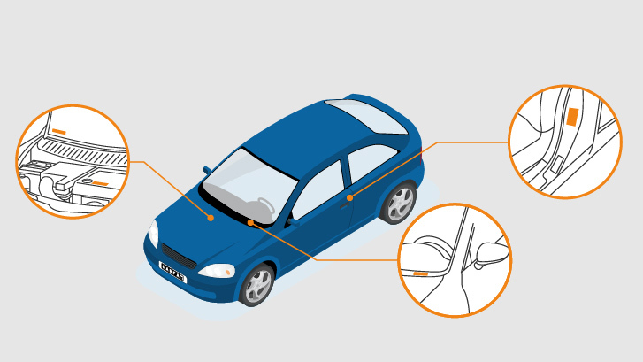 Schemat niebieskiego auta z oznaczonymi miejscami VIN: komora silnika, deska rozdzielcza przy szybie i słupek drzwi kierowcy.
