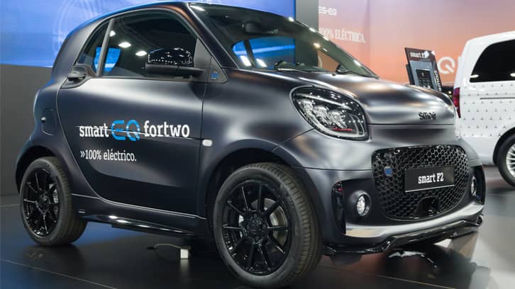 Smart EQ fortwo nera, auto elettrica esposta a un salone dell’auto.