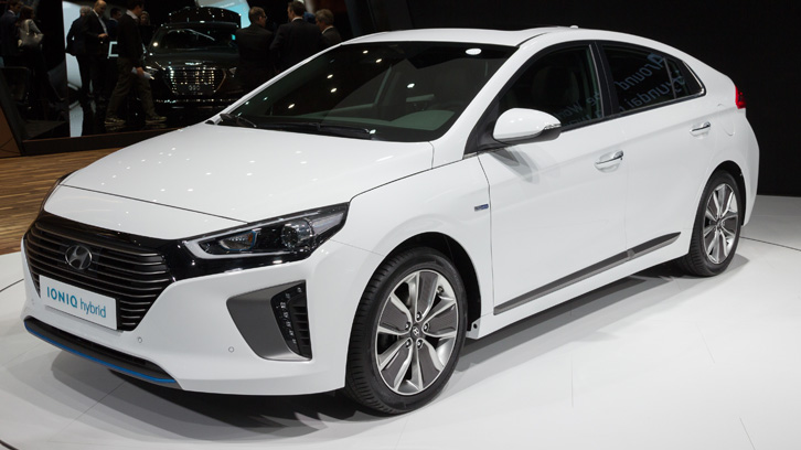 Hyundai Ioniq Hybrid bianca esposta a un salone dell’auto.