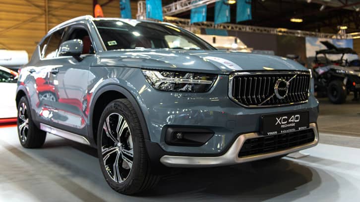 Volvo XC40 Recharge T5 ibrida esposta a un salone dell’auto.