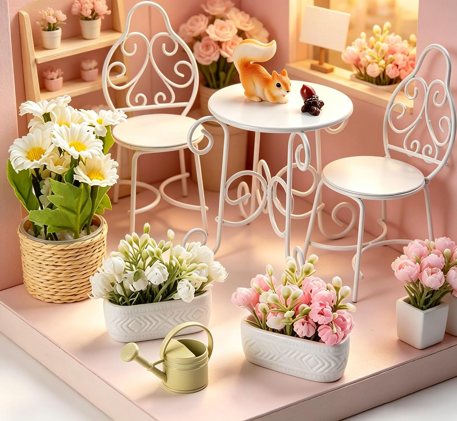 Minamzee 1:12 Juego De Mesa Y Sillas para Casa De Muñecas, 9 Piezas De Muebles Miniaturas De Metal para Exteriores, Accesorios De Jardín Estilo Hada con Jazmines, Margaritas, Ardilla Y Tetera