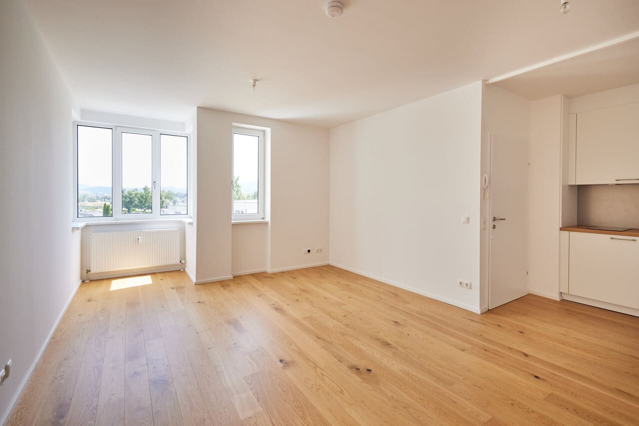 Ein leerer Raum mit einem harten Holzboden