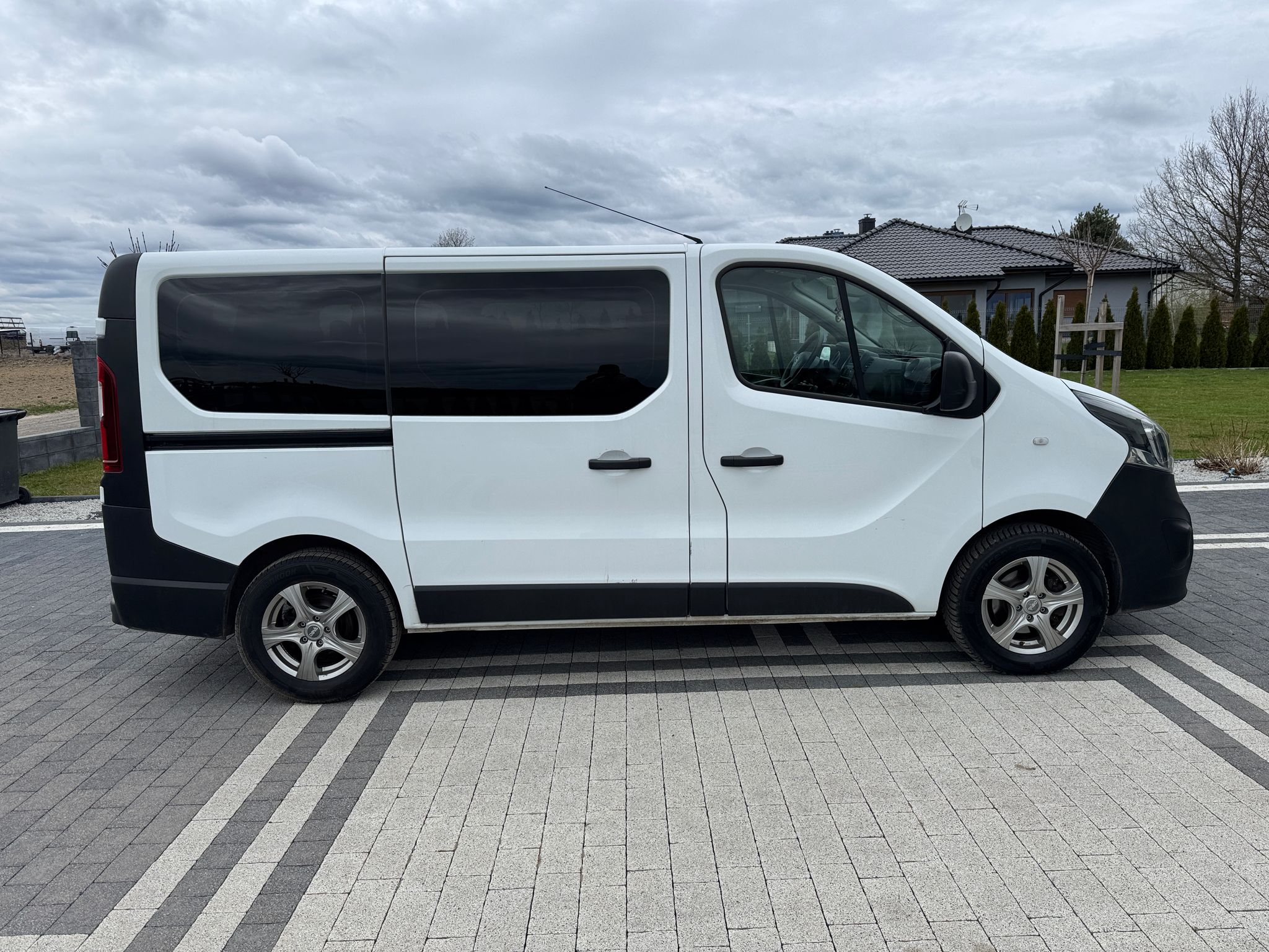 mauto Opel VIVARO 9 osób 2x klima ! 95KM