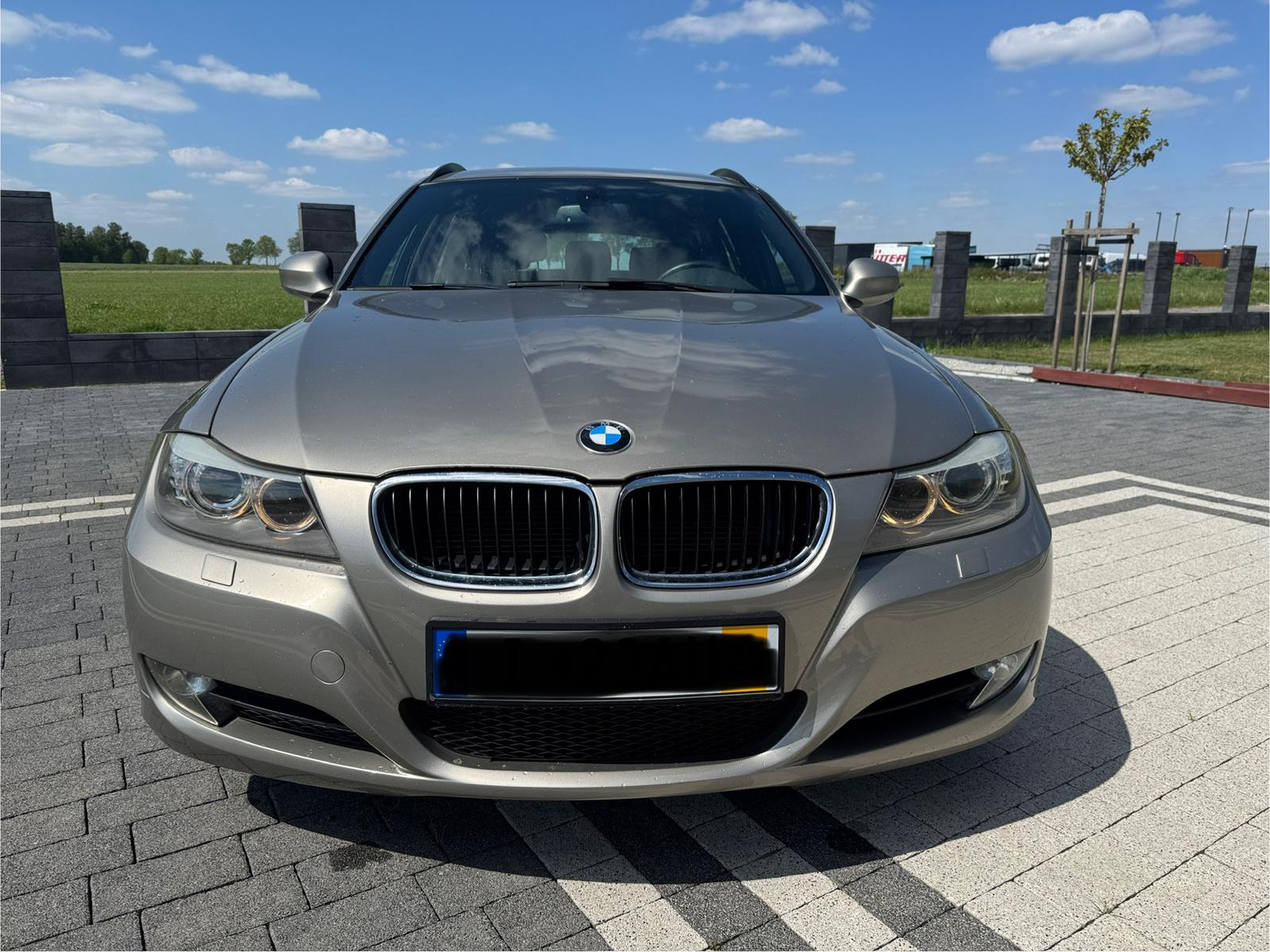 mauto BMW 318D Touring złota 143KM