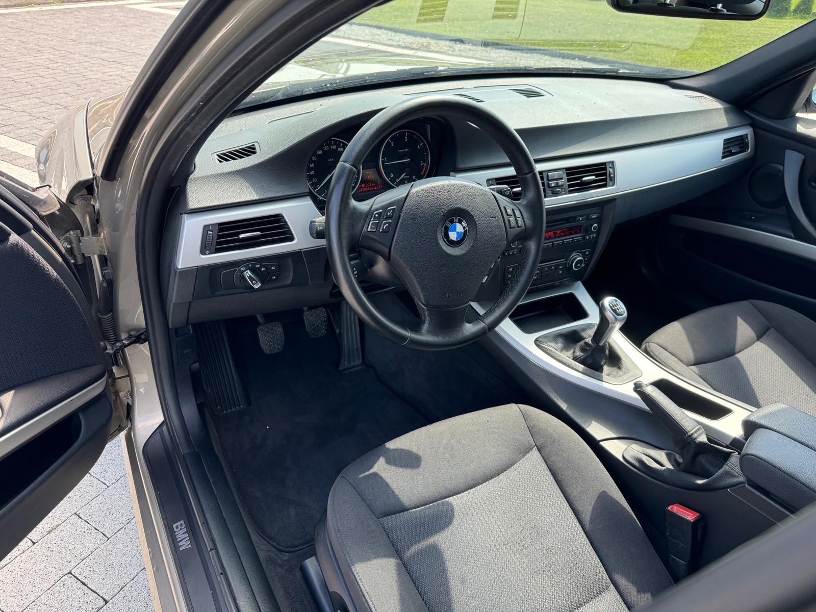 mauto BMW 318D Touring złota 143KM