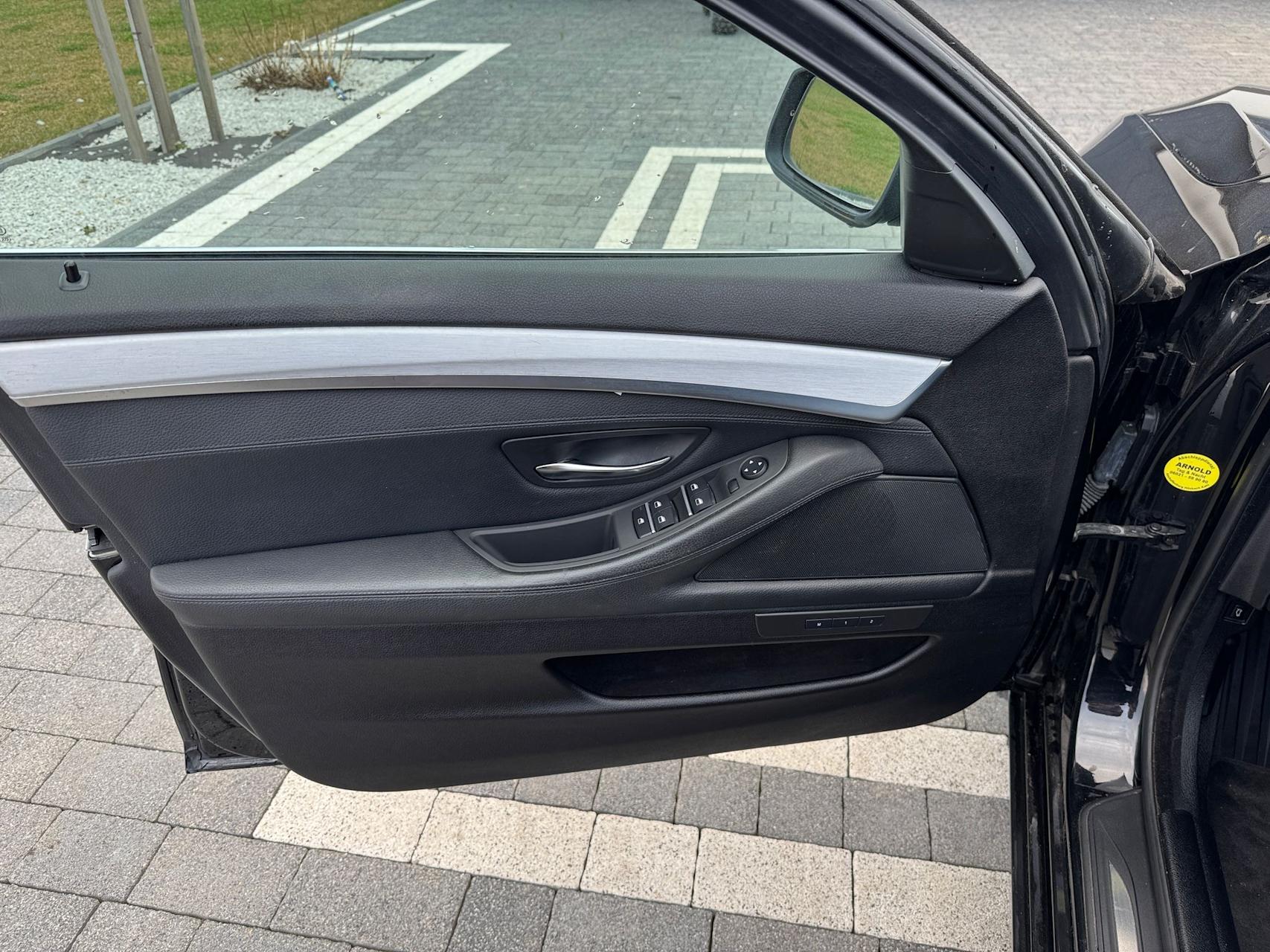 mauto BMW 520D F11 czarny manual 184KM