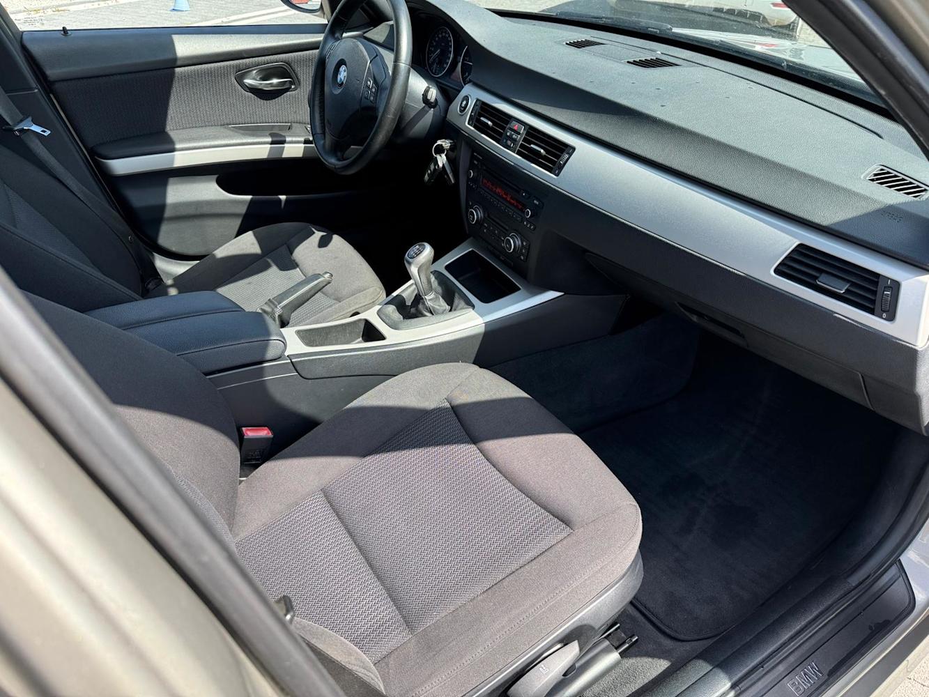 mauto BMW 318D Touring złota 143KM