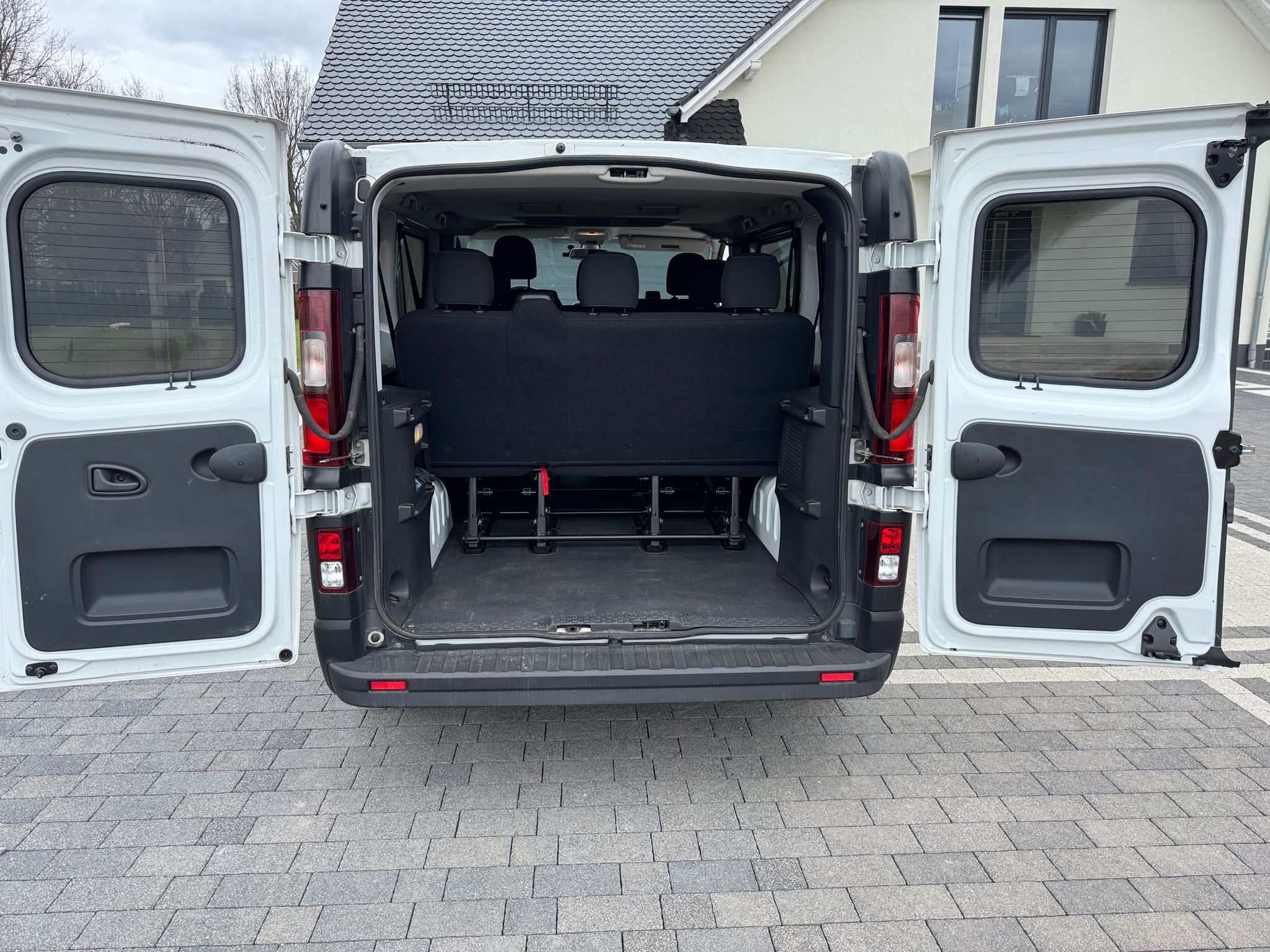 mauto Opel VIVARO 9 osób 2x klima ! 95KM