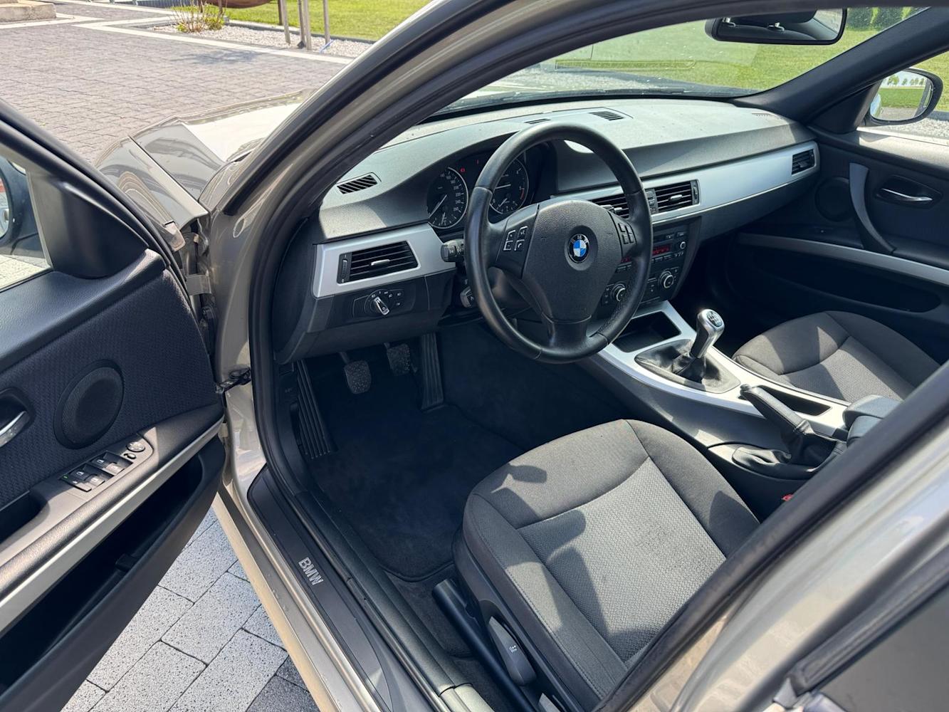 mauto BMW 318D Touring złota 143KM