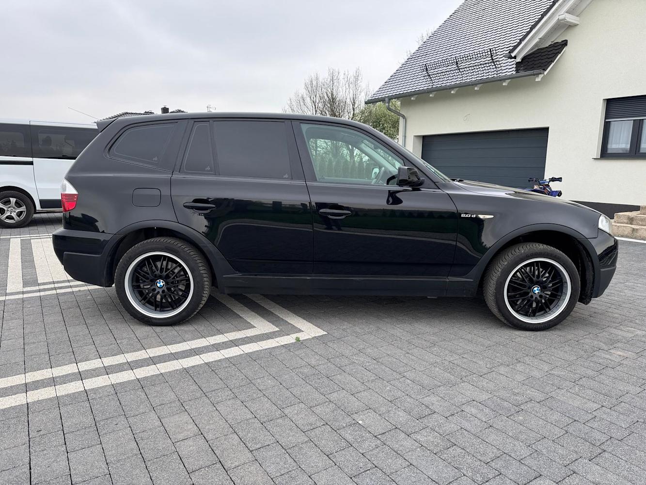 mauto BMW X3 czarna 177KM