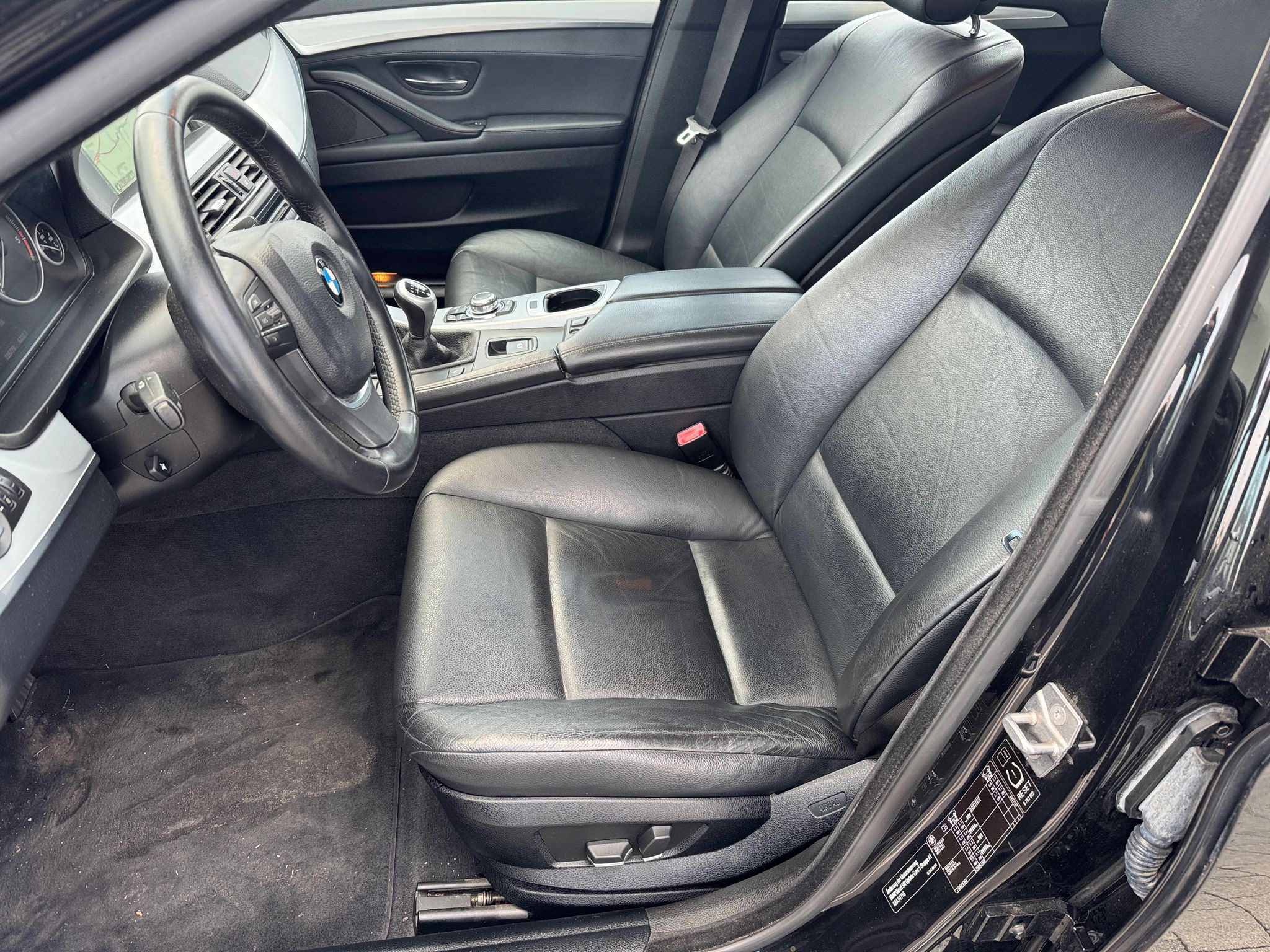 mauto BMW 520D F11 czarny manual 184KM