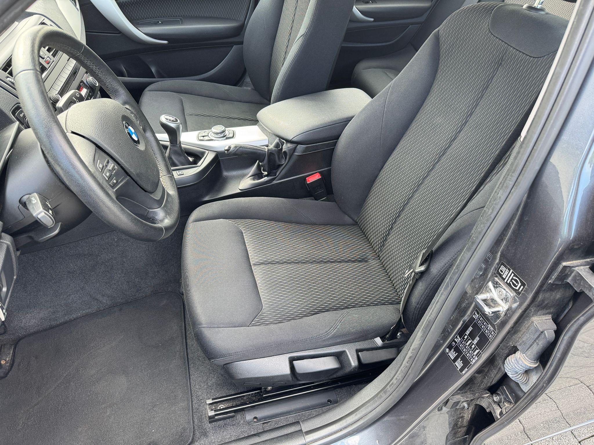 mauto BMW 118D szara 143KM