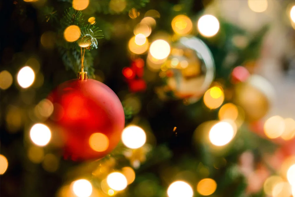 Joulukuusi ja koristeet