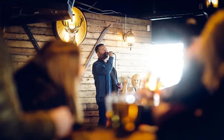 Tunteikasta tulkintaa Porissa toimivan Pub Jolenen karaokessa. Kuva: Tulikuuma Kumpu Oy