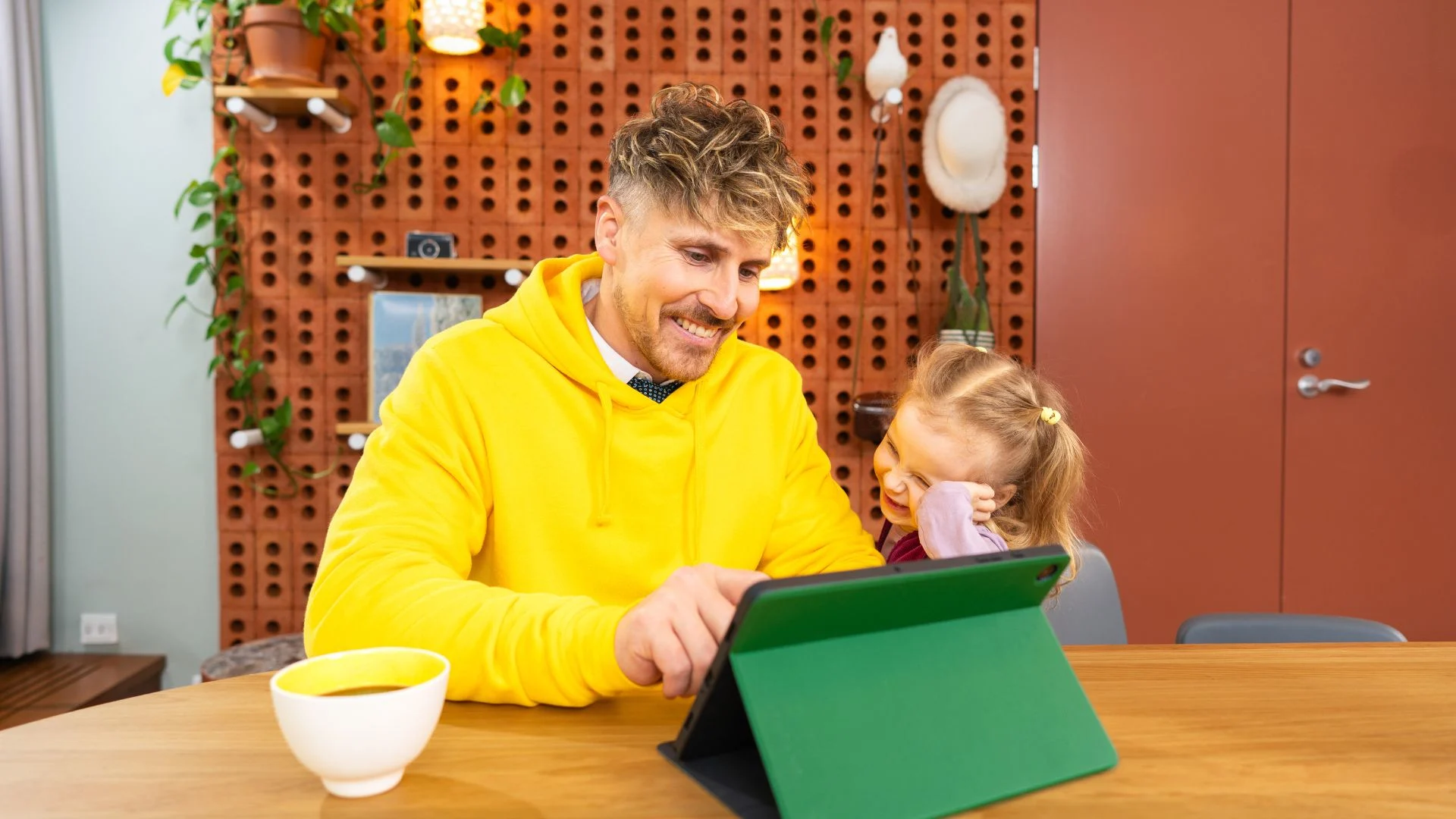 Isä ja tytär. Isä tekee töitä.