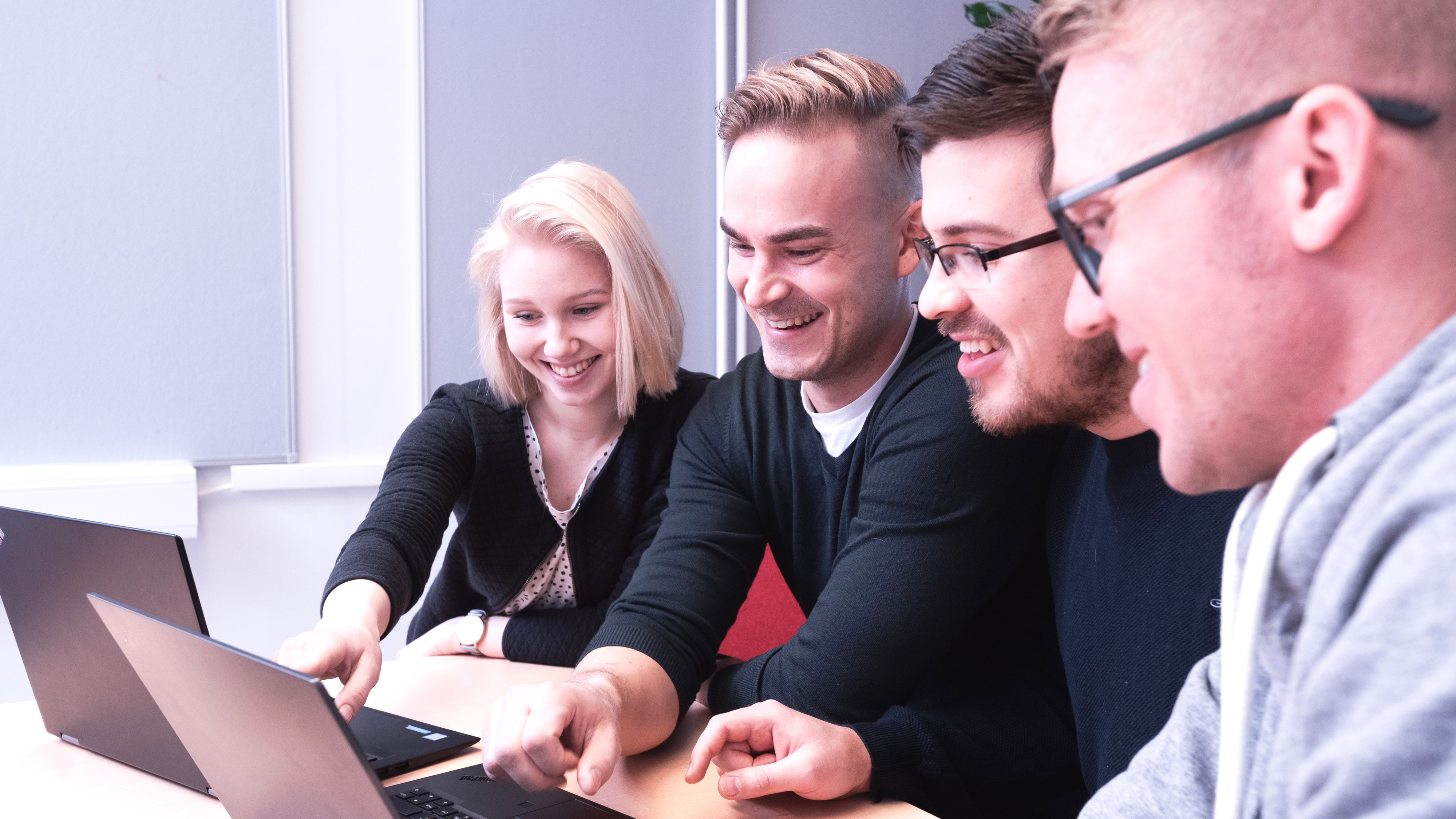 PKS:n työntekijät tietokoneen ääressä.