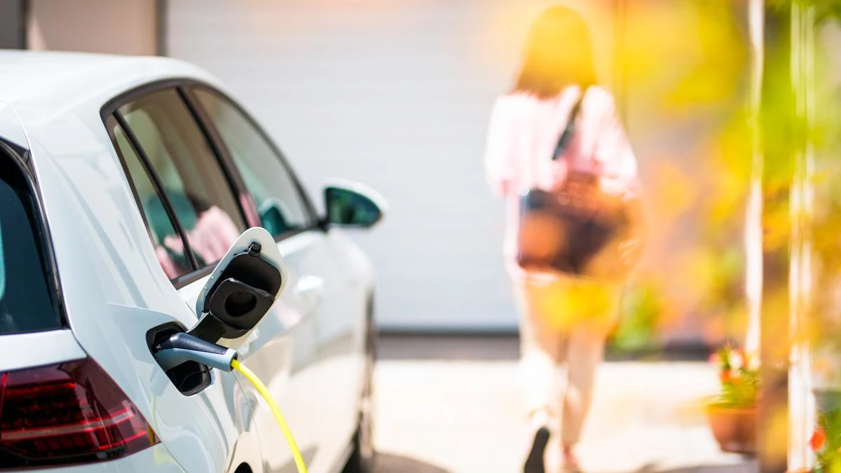 Sähköauto latauksessa