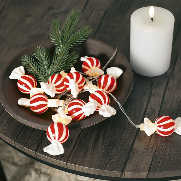 Mielikuvitus kukkii led-sarjoissa ja kyntteliköissä. Jouluna on lupa olla leikkisä. Kuvat Noortrade.