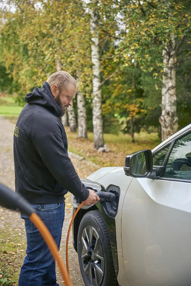 Kotilatauslaitteisiin valitaan nykyisin yleisimmin kiinteä latauskaapeli. Kaapelissa kannattaa joka tapauksessa olla riittävästi pituutta.