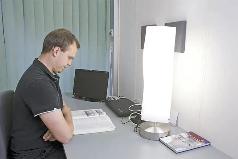Kuopiolainen fysioterapeutti Janne Saarela opiskelee liikuntafysiologiaa. Hän huomaa keskittyvänsä paremmin tentin lukuun, kun pänttää kirkasvalolampun ääressä.