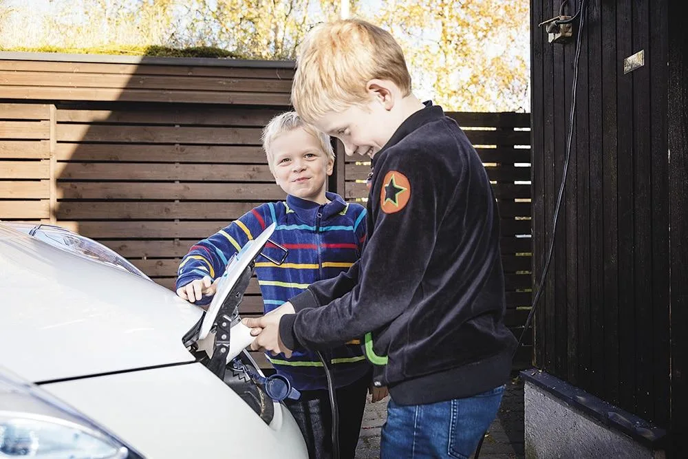 Antti ja Eero Järviseltä ”tankkaus” sujuu helposti.