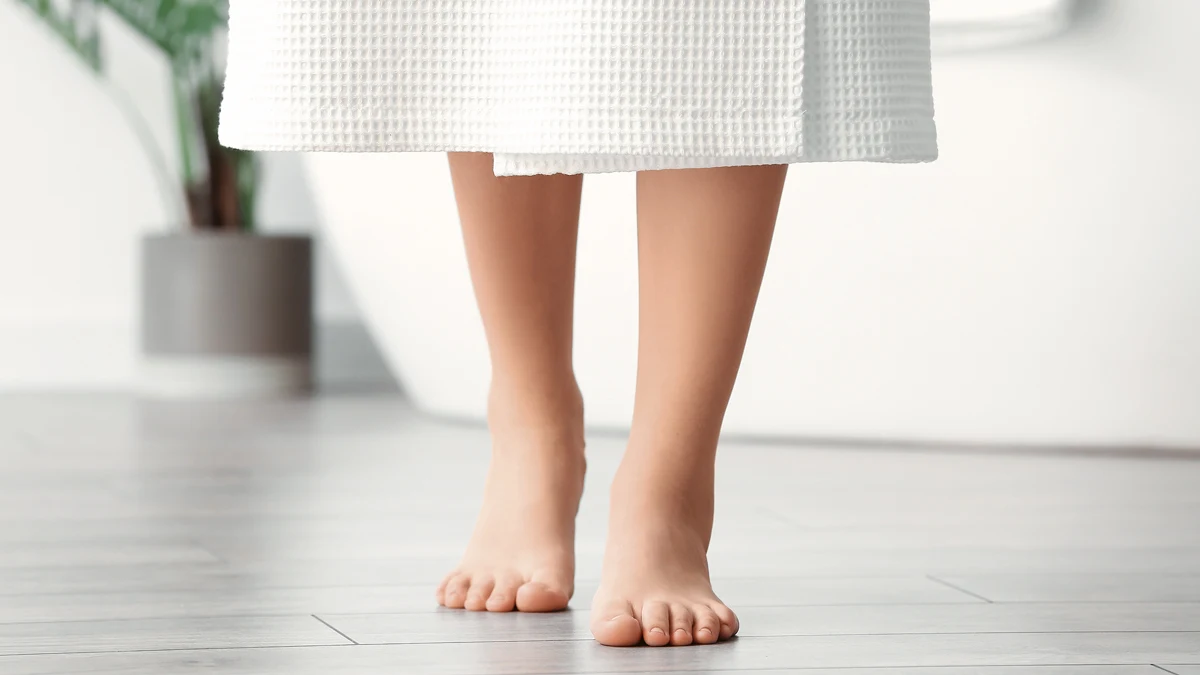 paljaat-jalat-kylpyhuoneen-lattialla