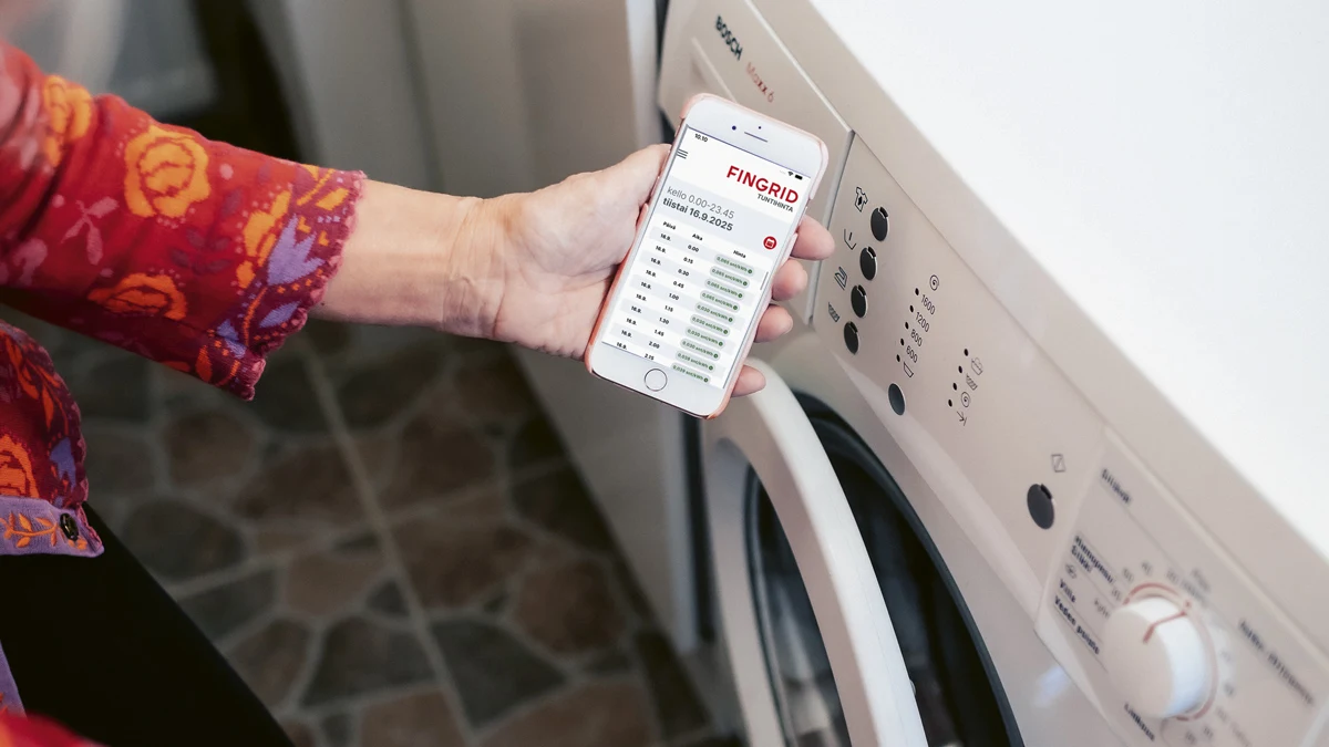 Rouva ajastaa pyykkikonetta porssisahkon hinnan mukaan