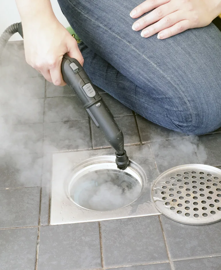 Lattiakaivostakin saa puhtaan. Höyry tappaa bakteereista yli 99 prosenttia.