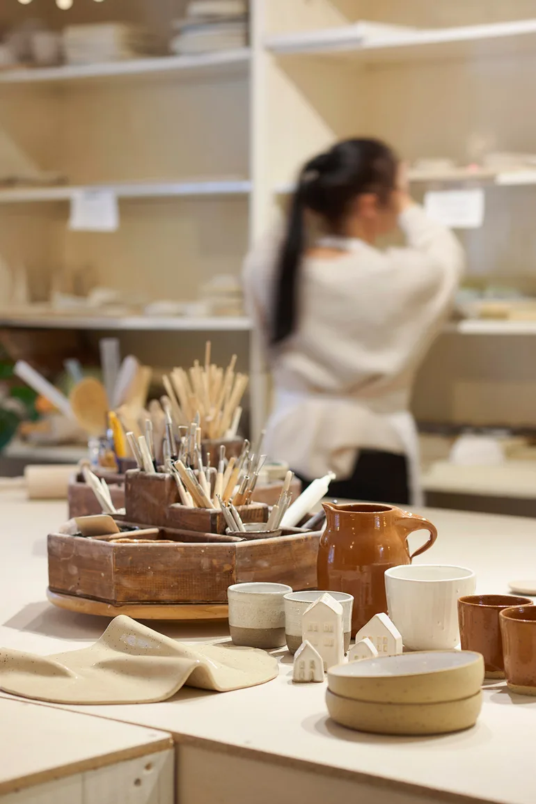 Myymälästä voi hankkia myös Janinen ja Pia-Marian tekemiä kauniita esineitä.