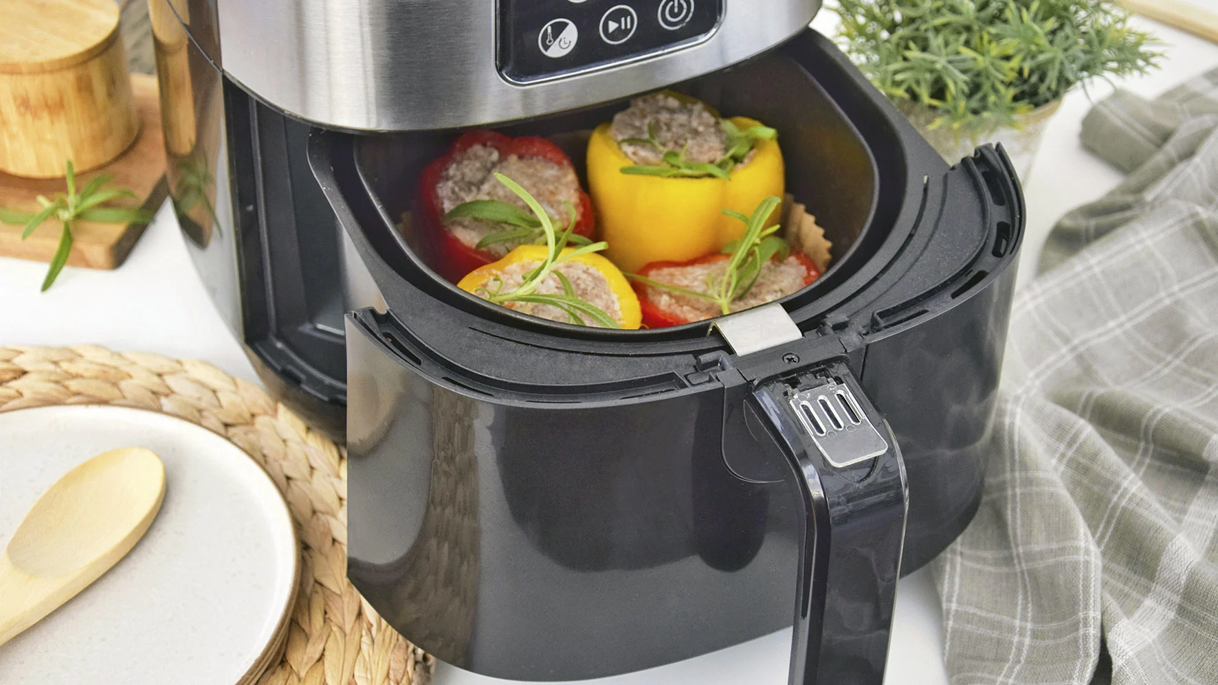 Täytetyt paprikat valmistuu helposti airfryerilla.