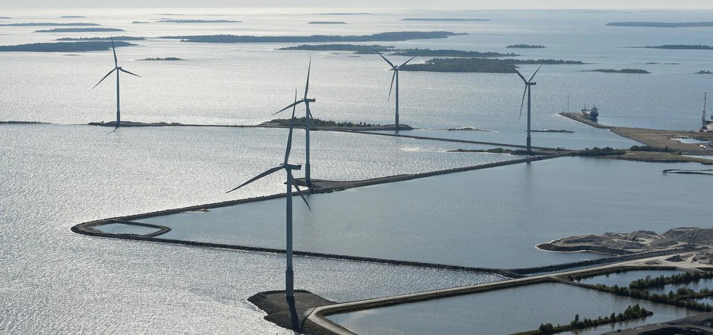 Tuulivoimaloita, joissa tuotetaan sähköä.